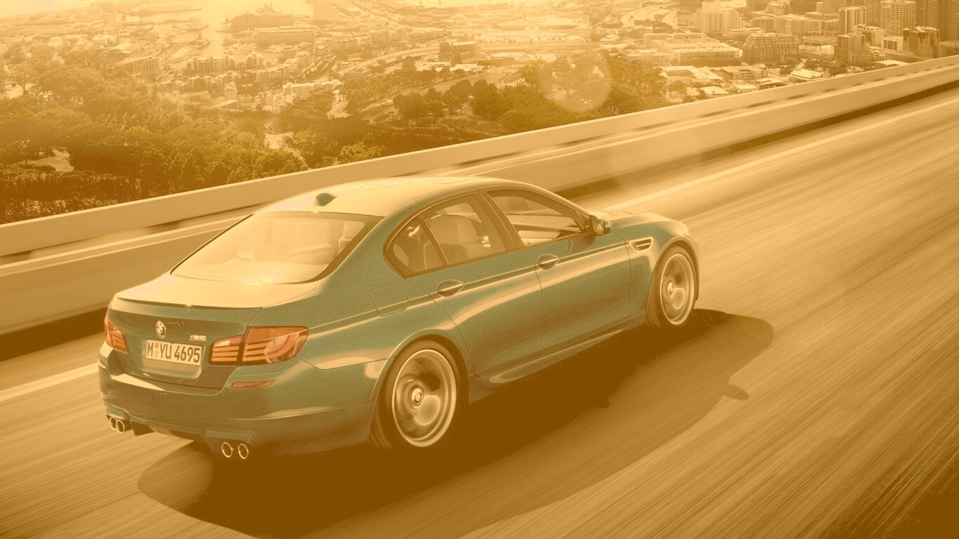 BMW F10 M5 на скоростной автостраде обои