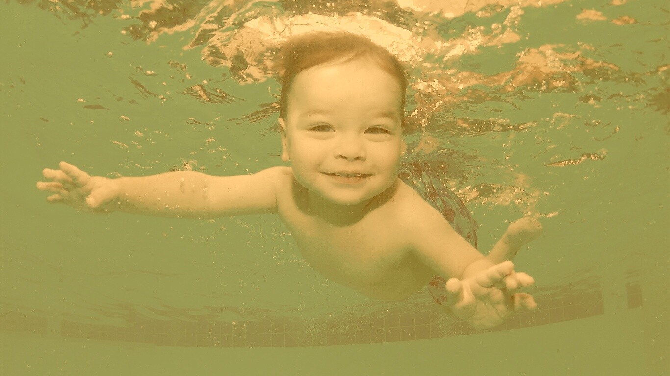 Маленький пловец обои