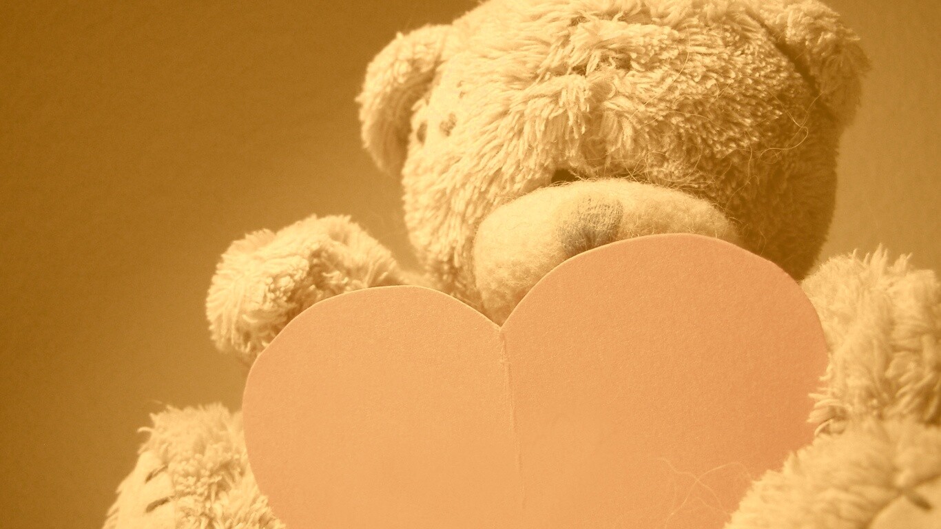 Мишка с сердцечком обои