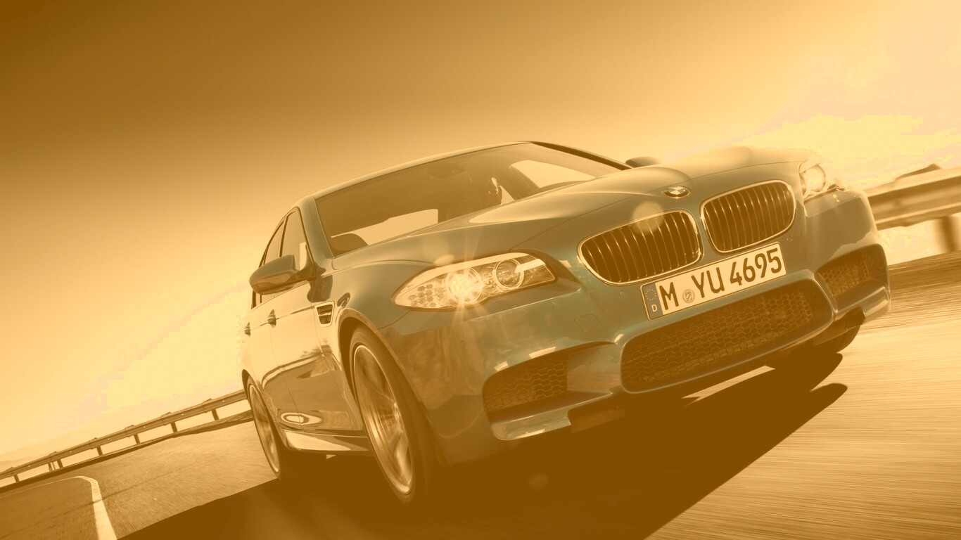 Синий БМВ на трассе обои