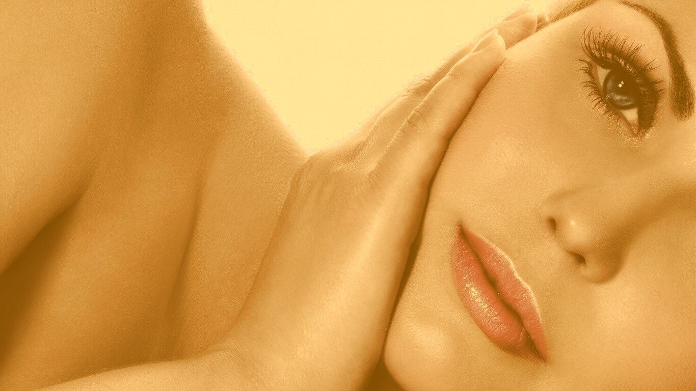 Взгляд из под ресниц обои