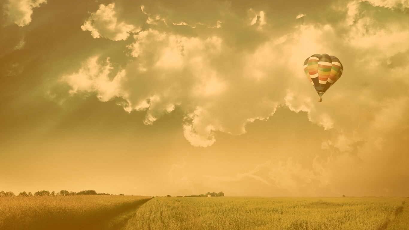 Воздушный шар над зеленым лугом обои