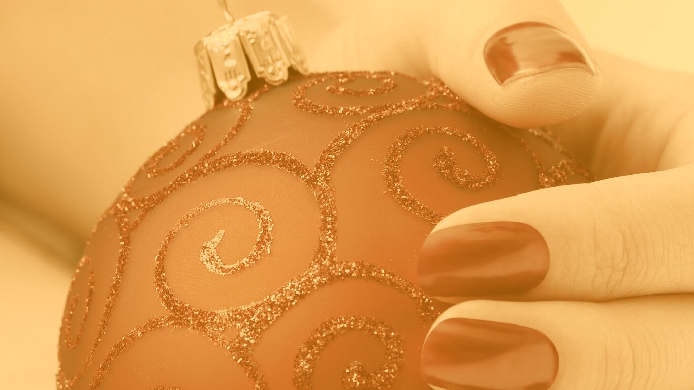 Елочная игрушка в руке обои