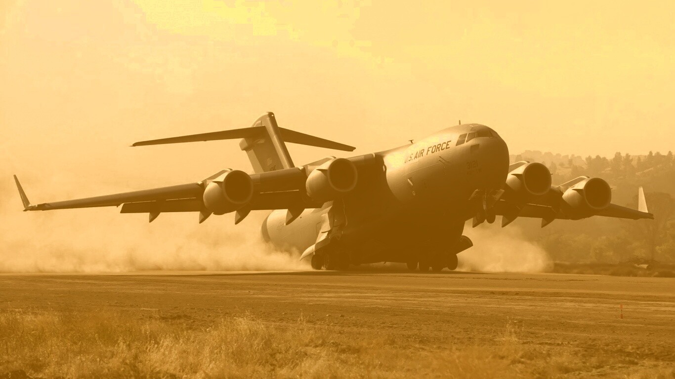 Грузовой самолёт на посадке обои