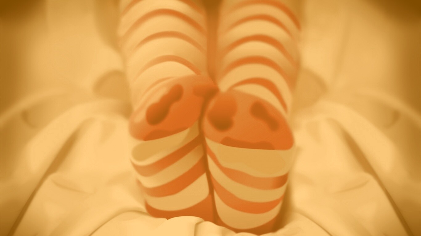 Ножки в полосатых чулках обои