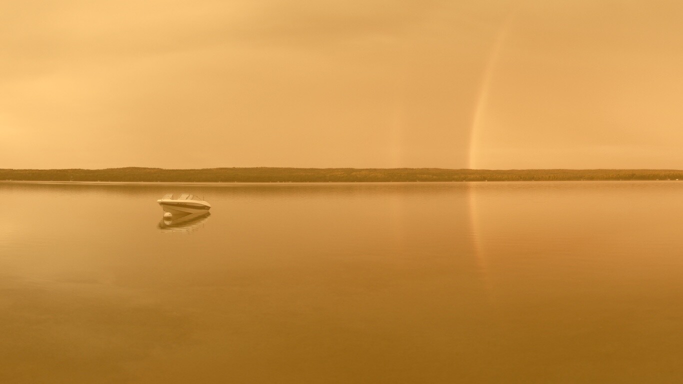 Катер на озере обои