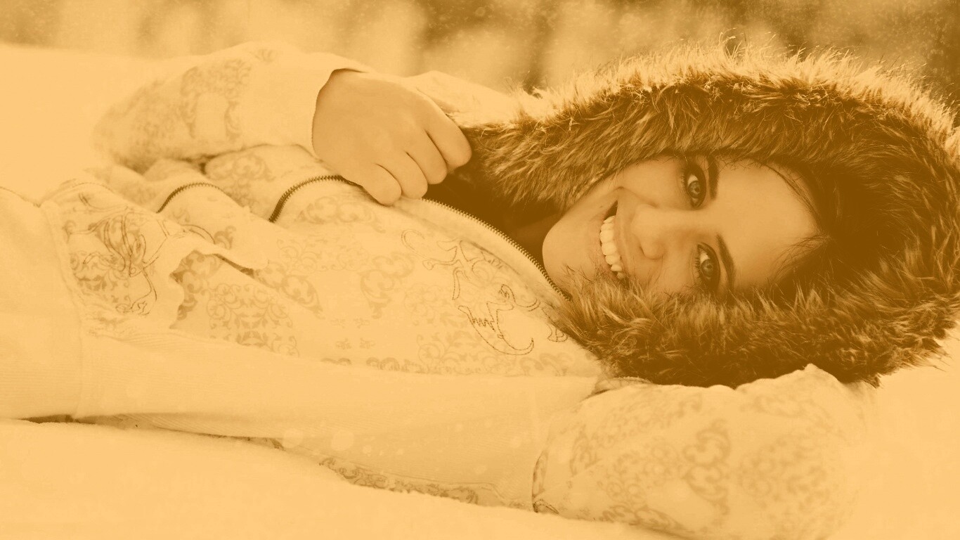 Девушка в снегу обои