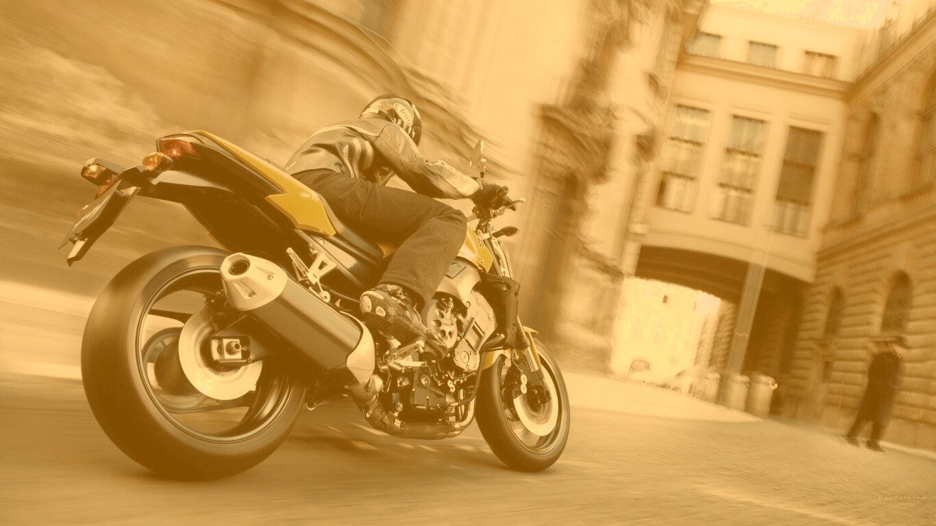 Ямаха и наездник на улицах города обои