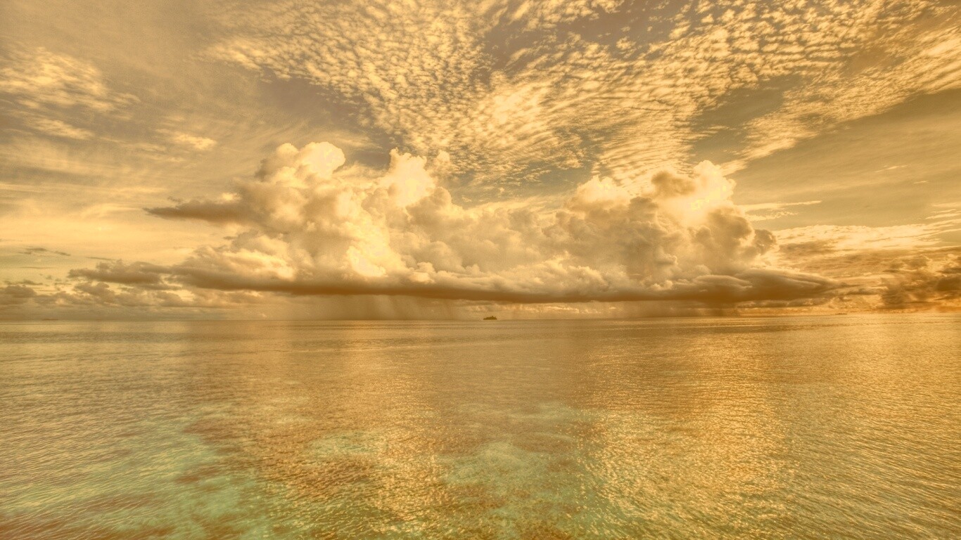 Тучи над морем обои