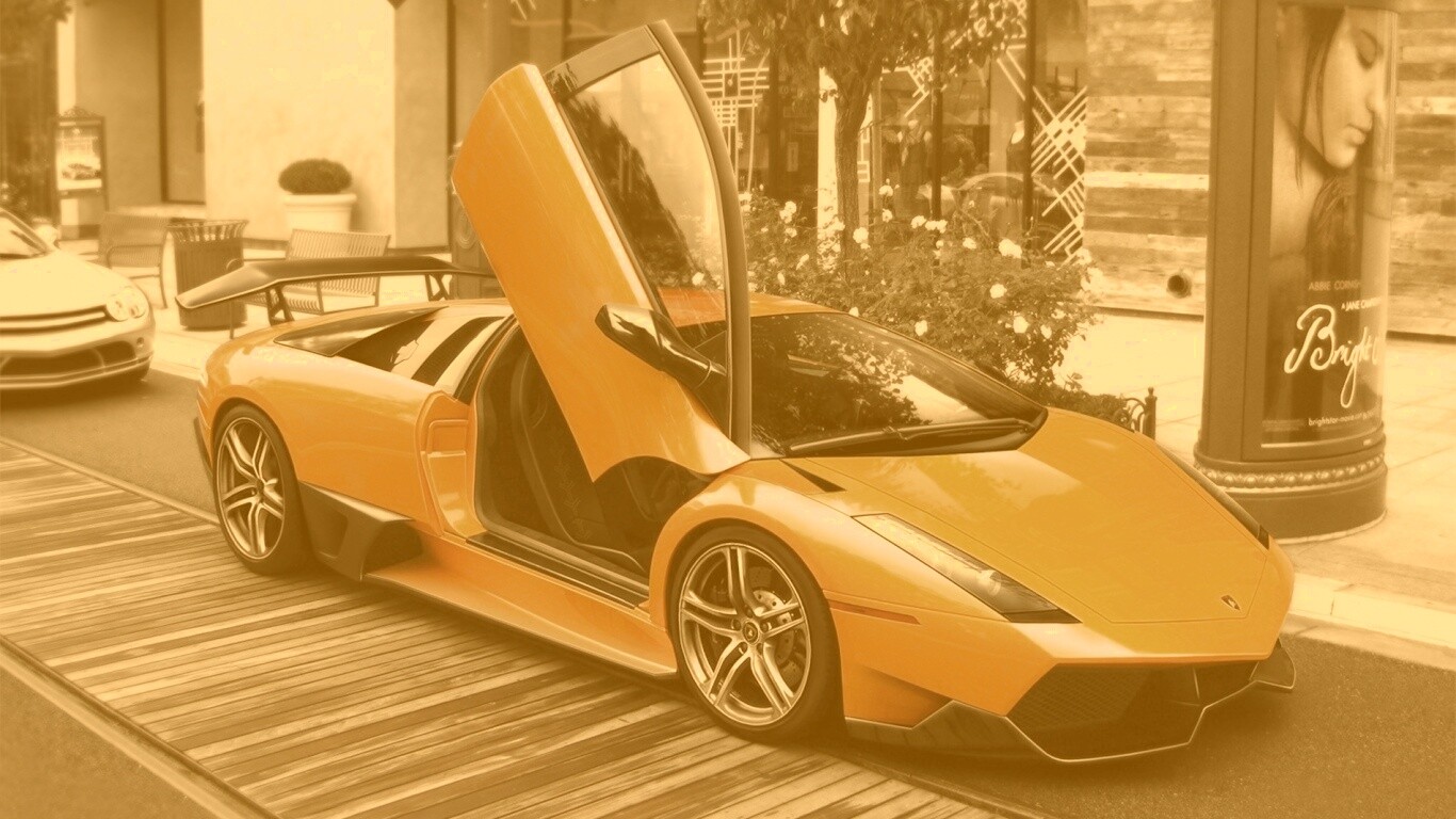 Оранжевая ламборджини на улице обои