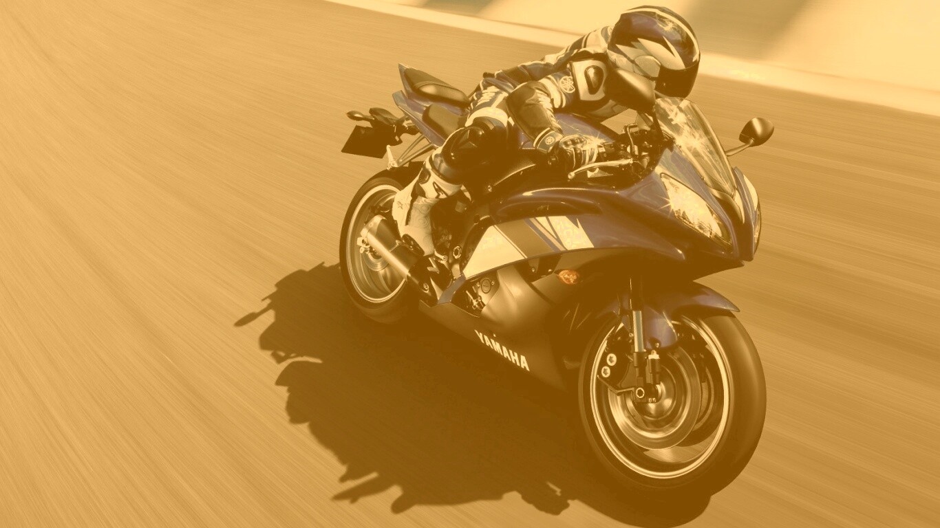 Мотоциклист на трассе обои