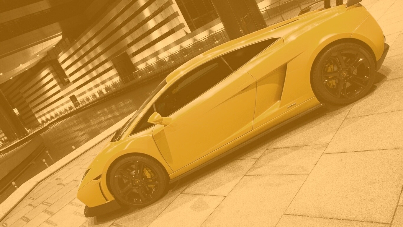 Желтая ламборджини в автосалоне обои