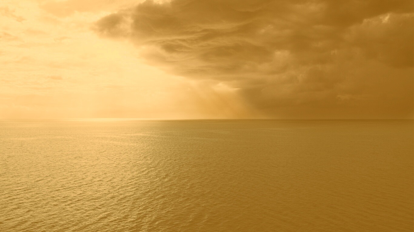 Синее море и грозные тучи обои