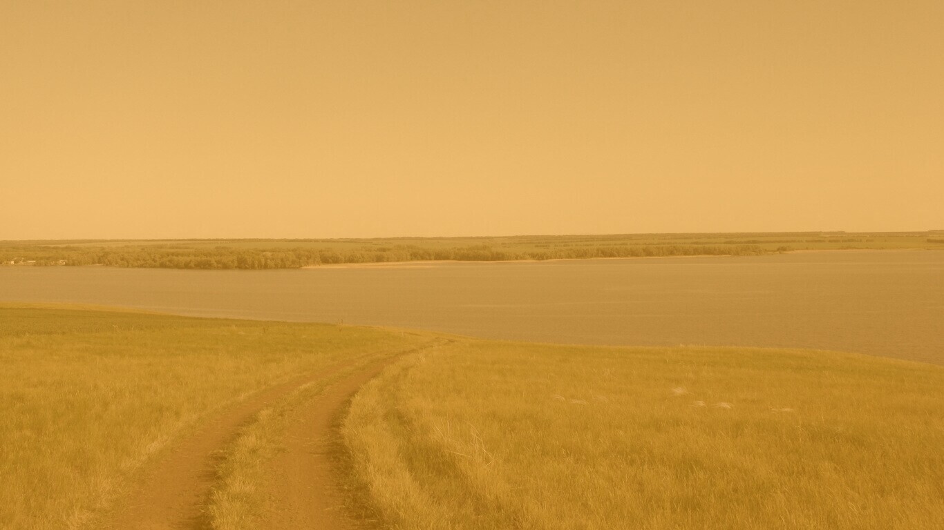 Дорога спускается к воде обои