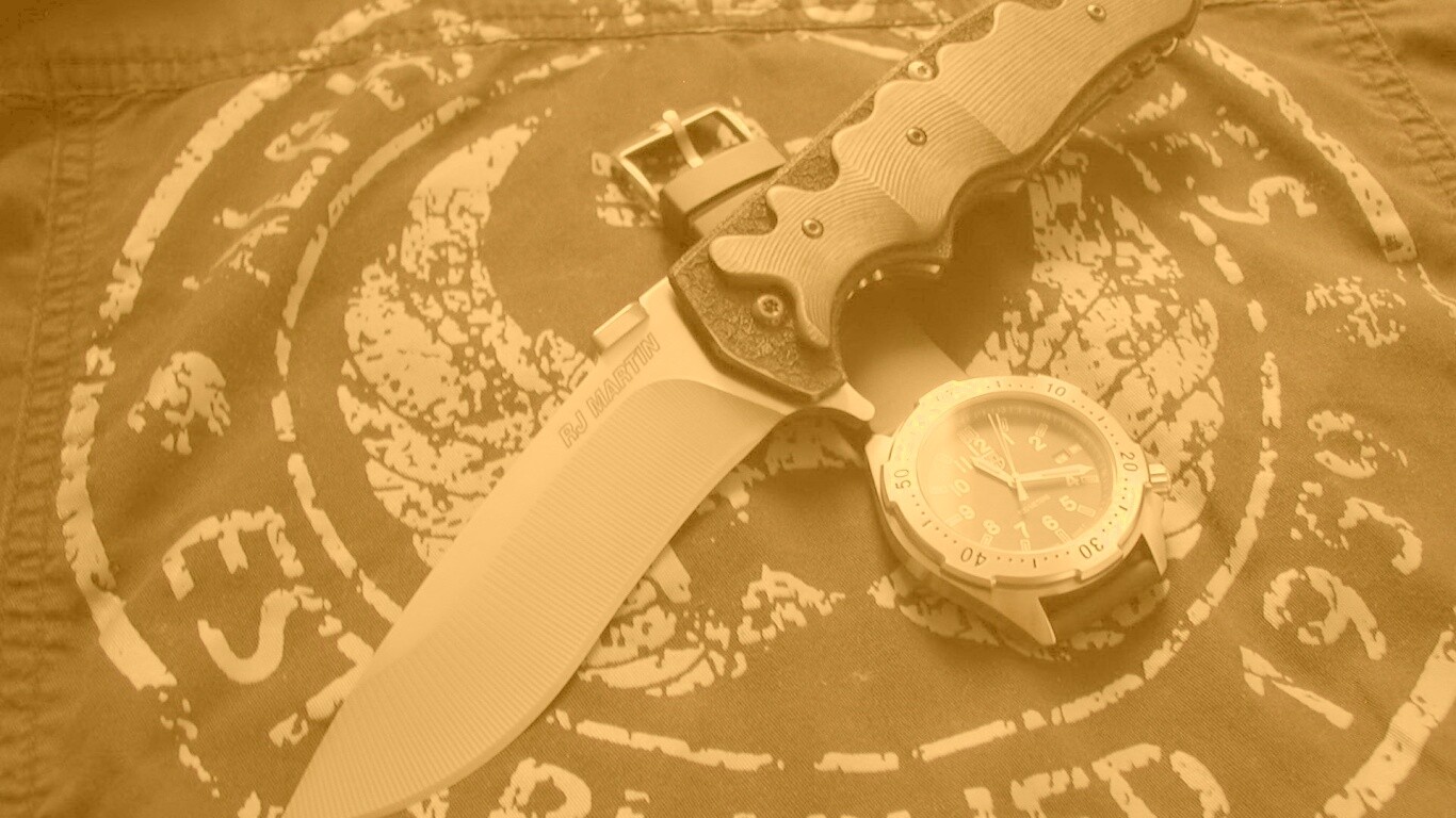 Солдатские часы и нож обои