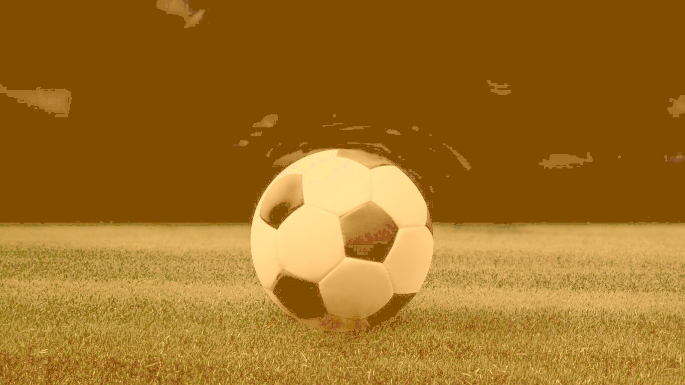 Футбольный мяч на темном поле обои