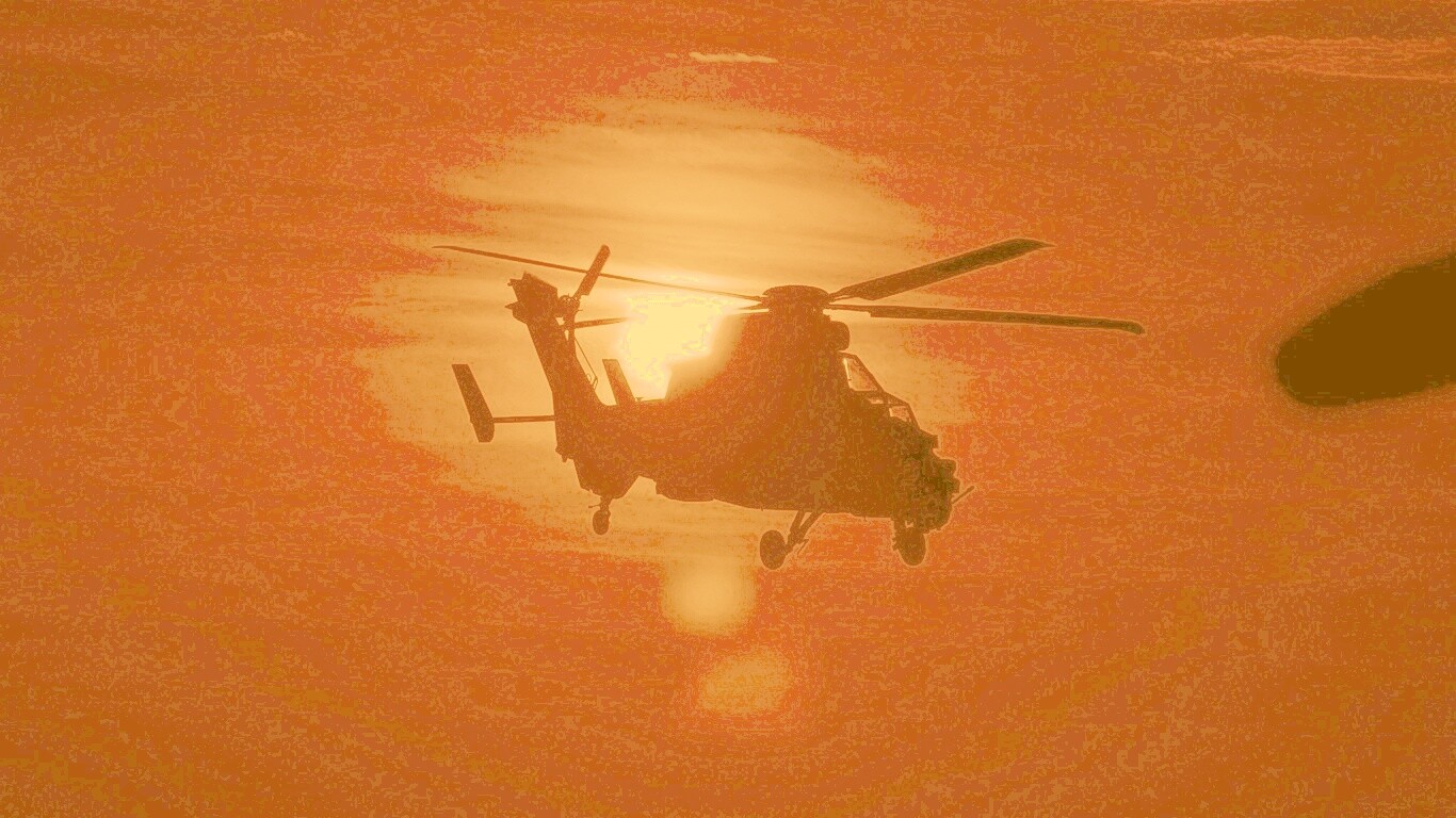 Вертолет в лучах закатного солнца обои