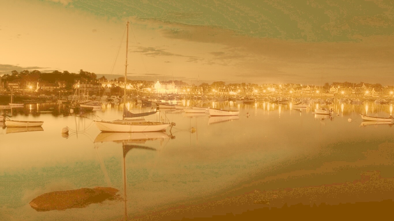 Лодки на вечерней воде обои