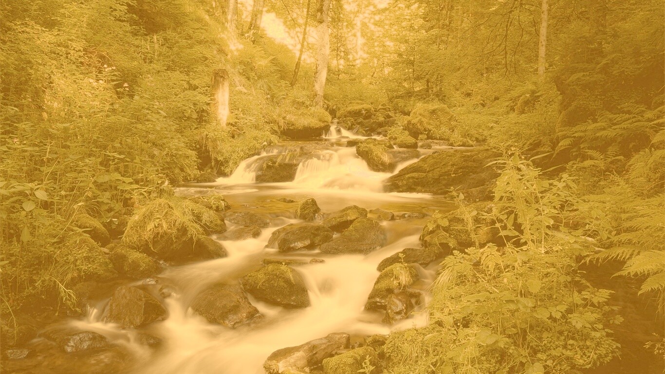 Живописный лесной водопад обои