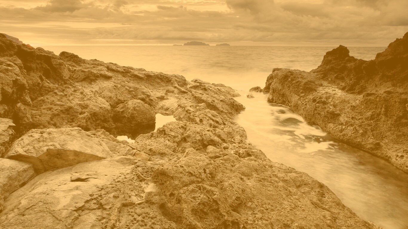 Река впадающая в море обои