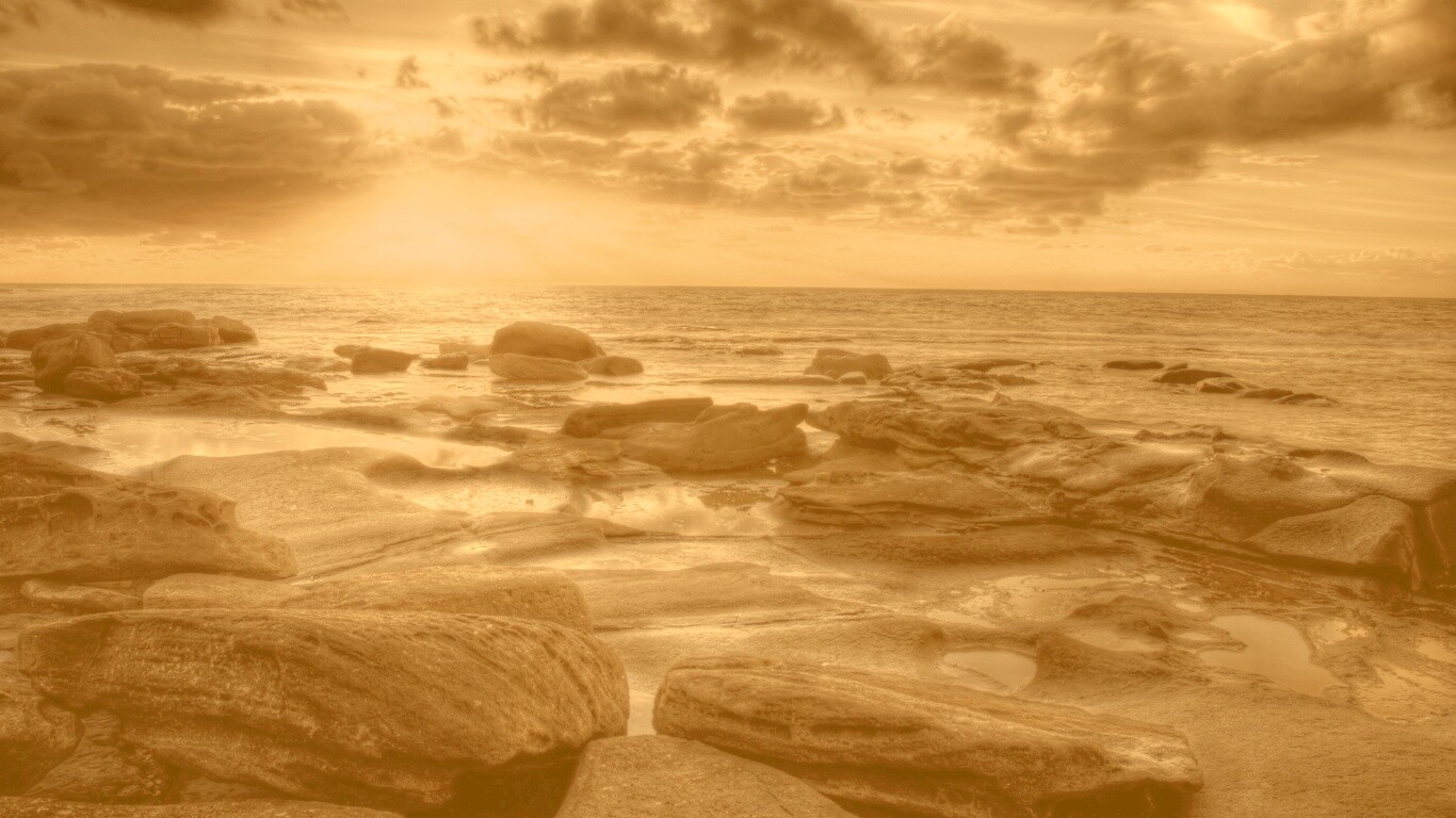 Каменистый берег на закате обои