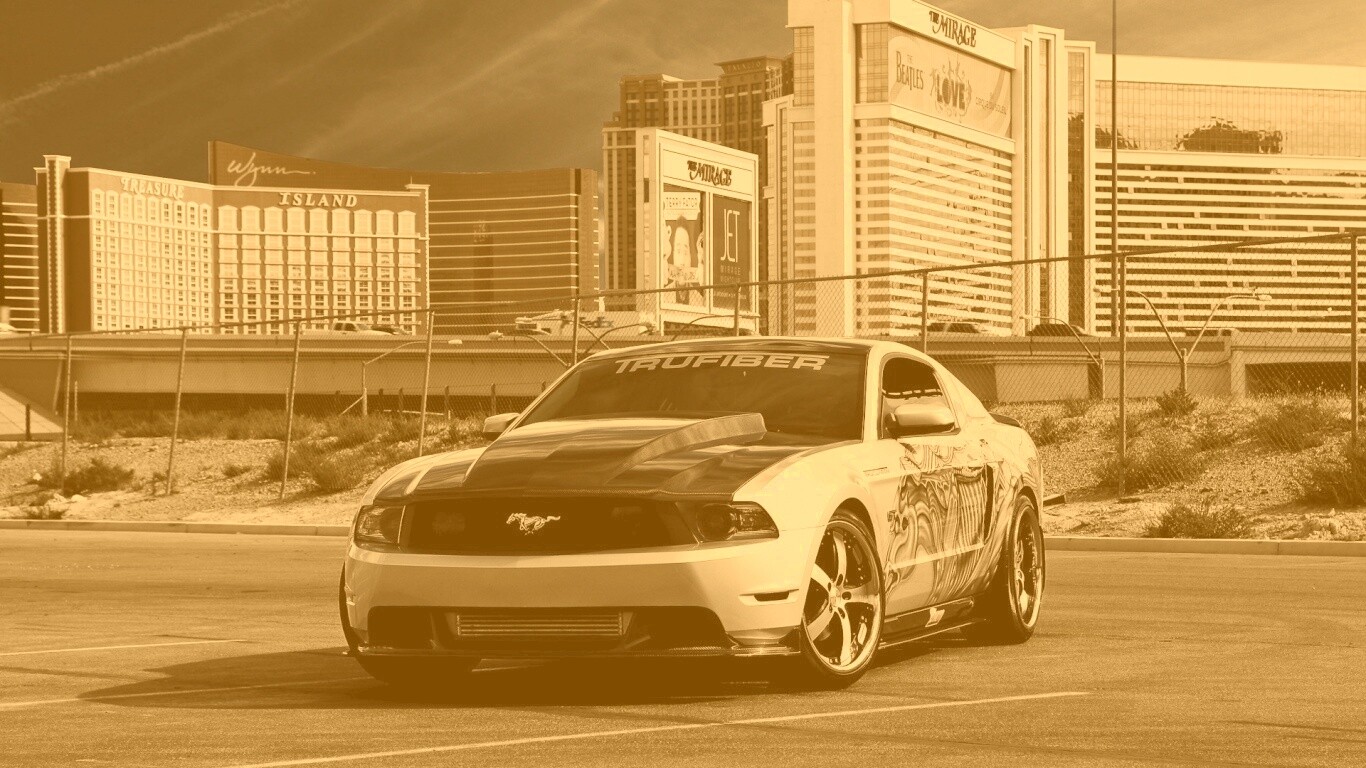 Мустанг на парковке обои