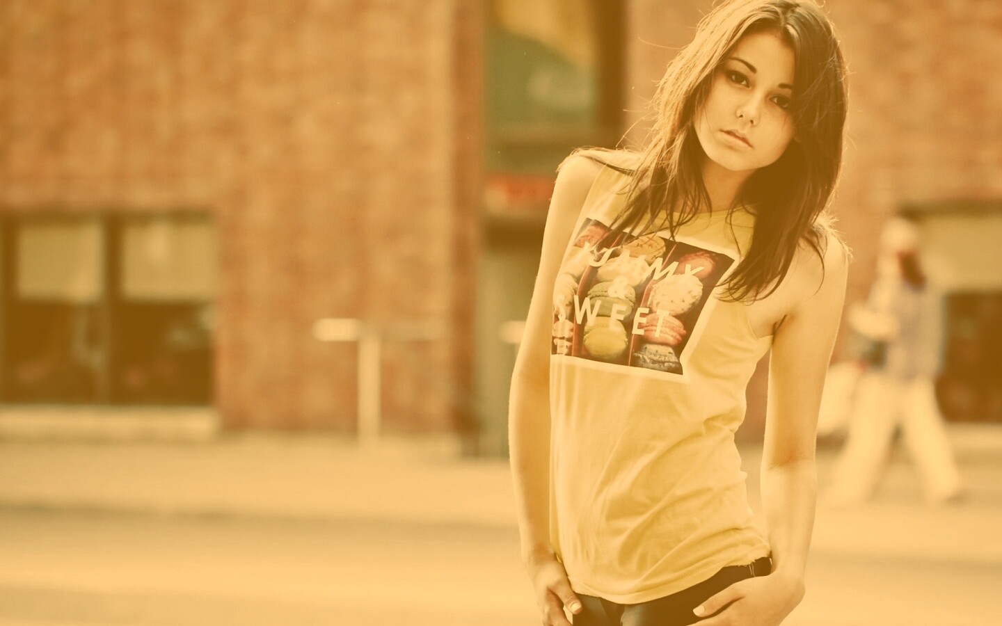 Молодая девушка в городе обои