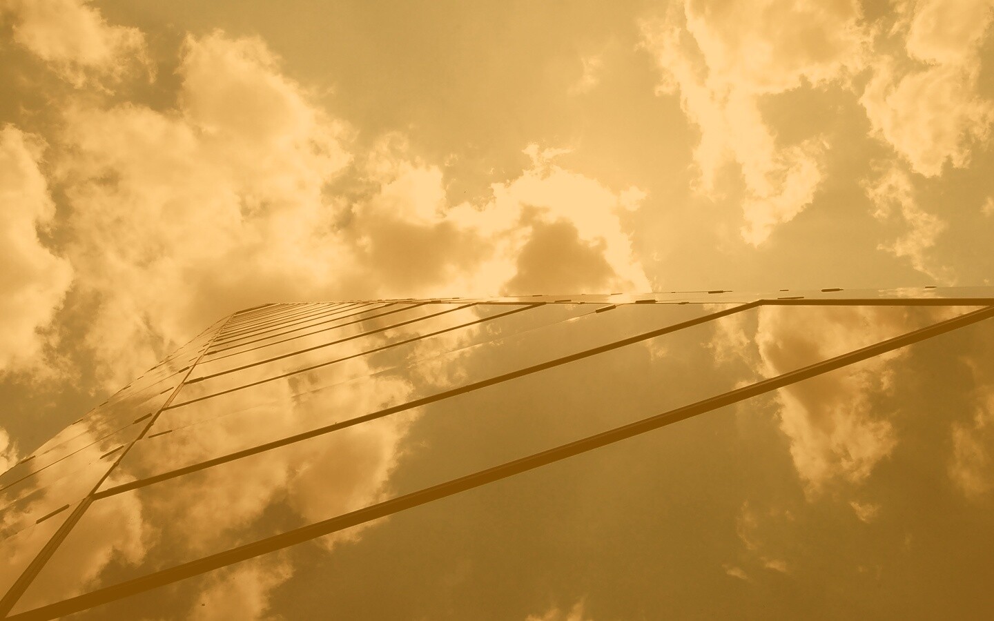 Стеклянный небоскреб уходящий в небо обои