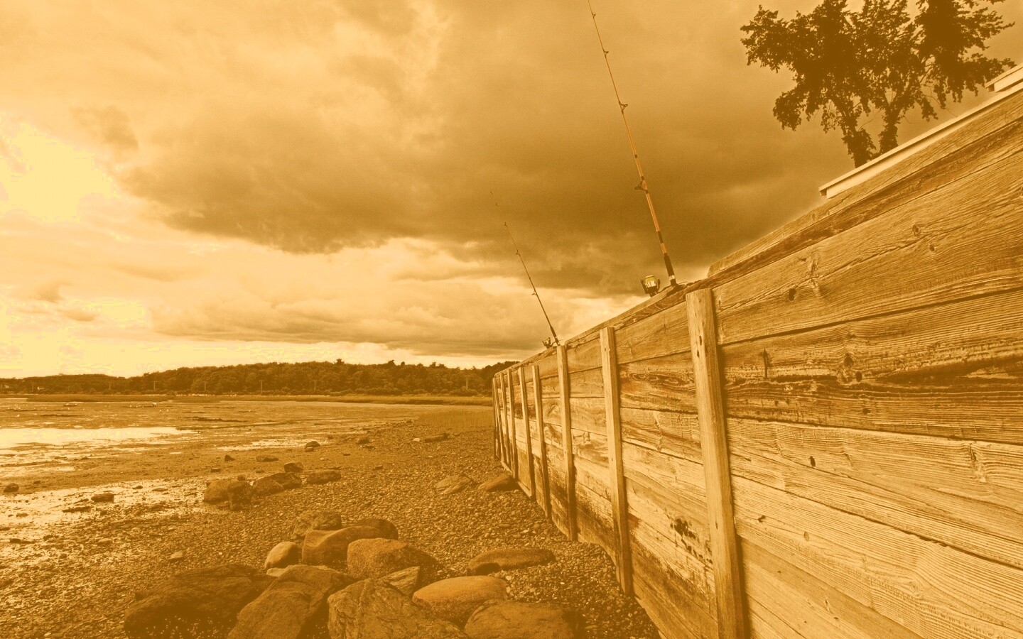 Отлив у деревянной набережной обои