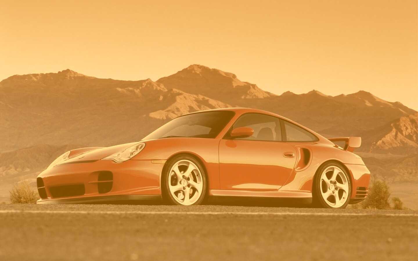 Красный Порше на фоне гор обои