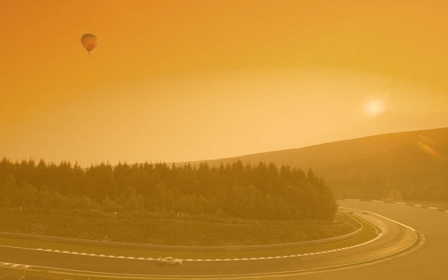 Воздушный шар над треком обои