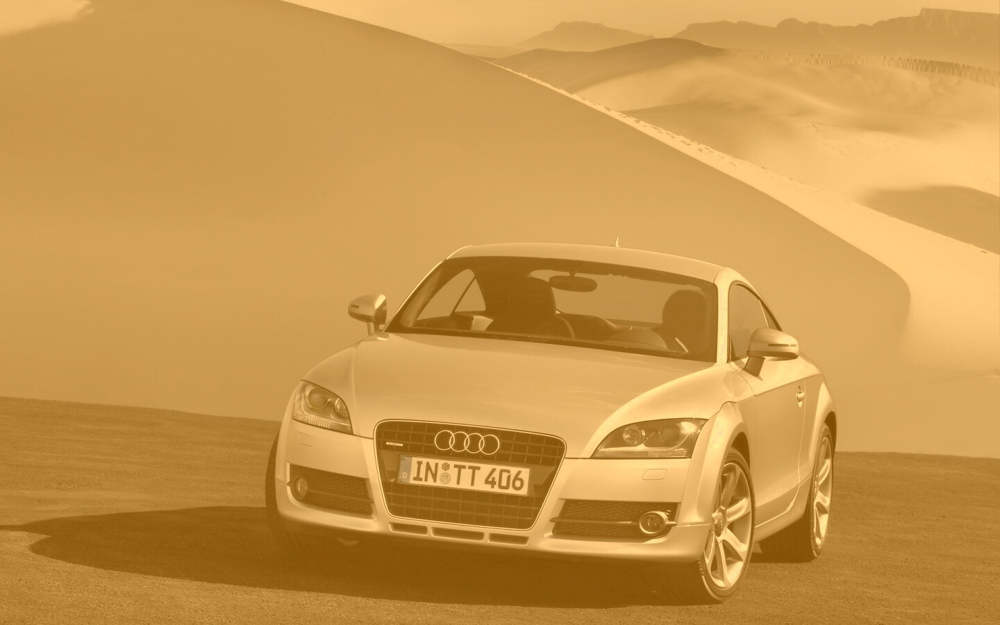 Audi TT на фоне снега обои