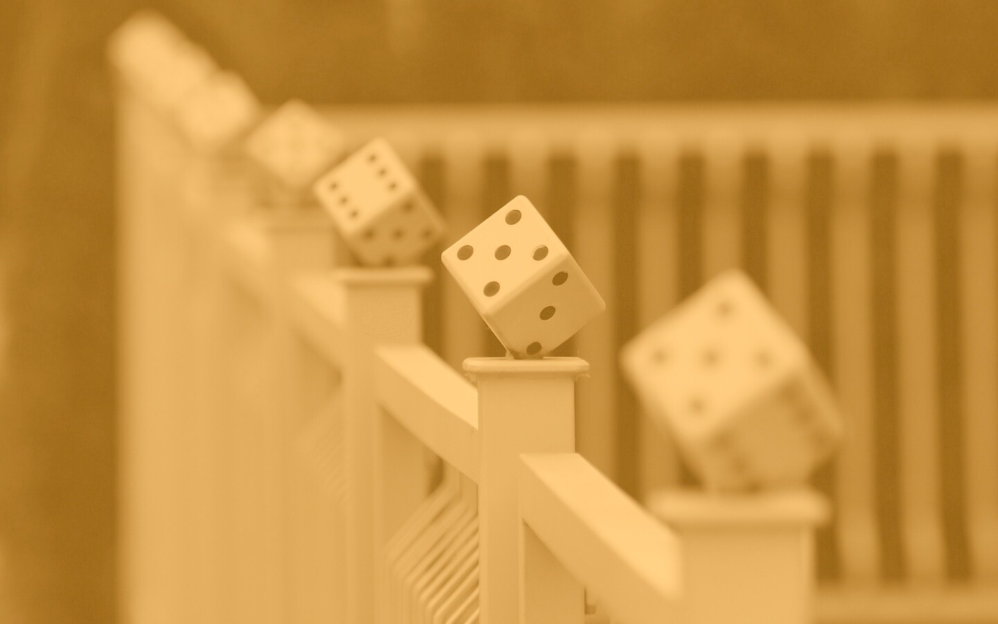 Игральные кости украшающие перила обои