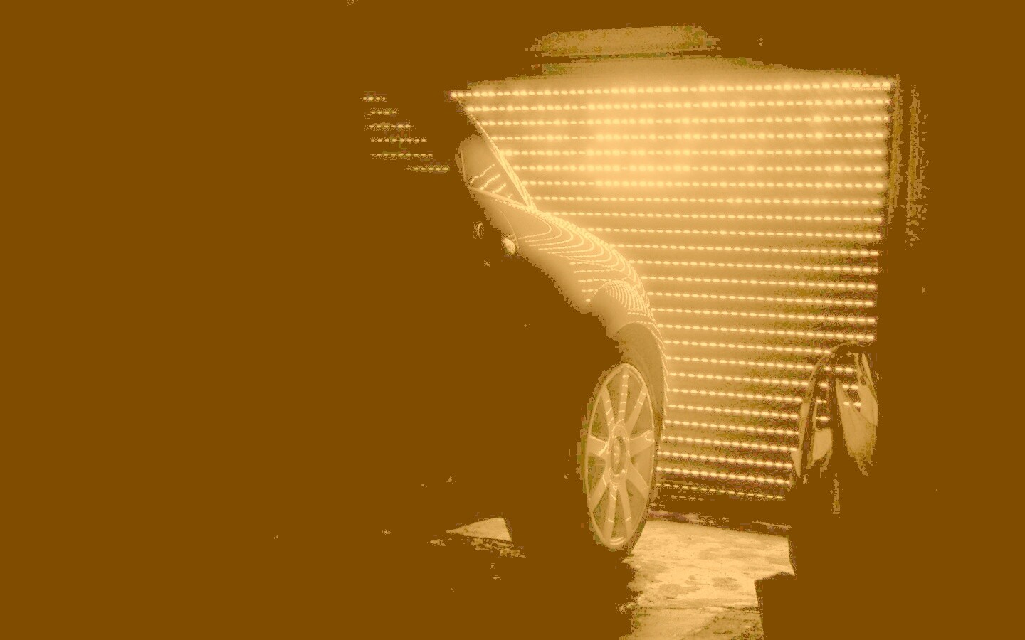 Машина в закрытом гараже обои