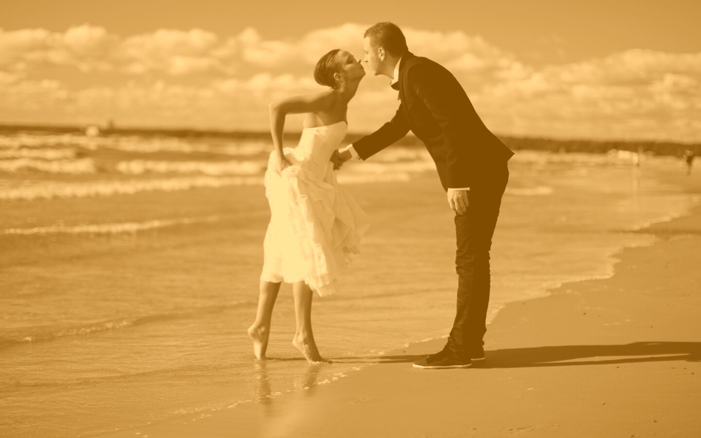 Поцелуй на пляже обои