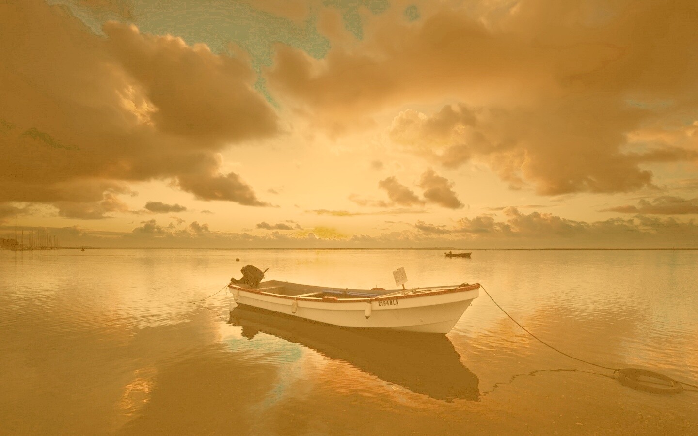 Тучи над озером обои