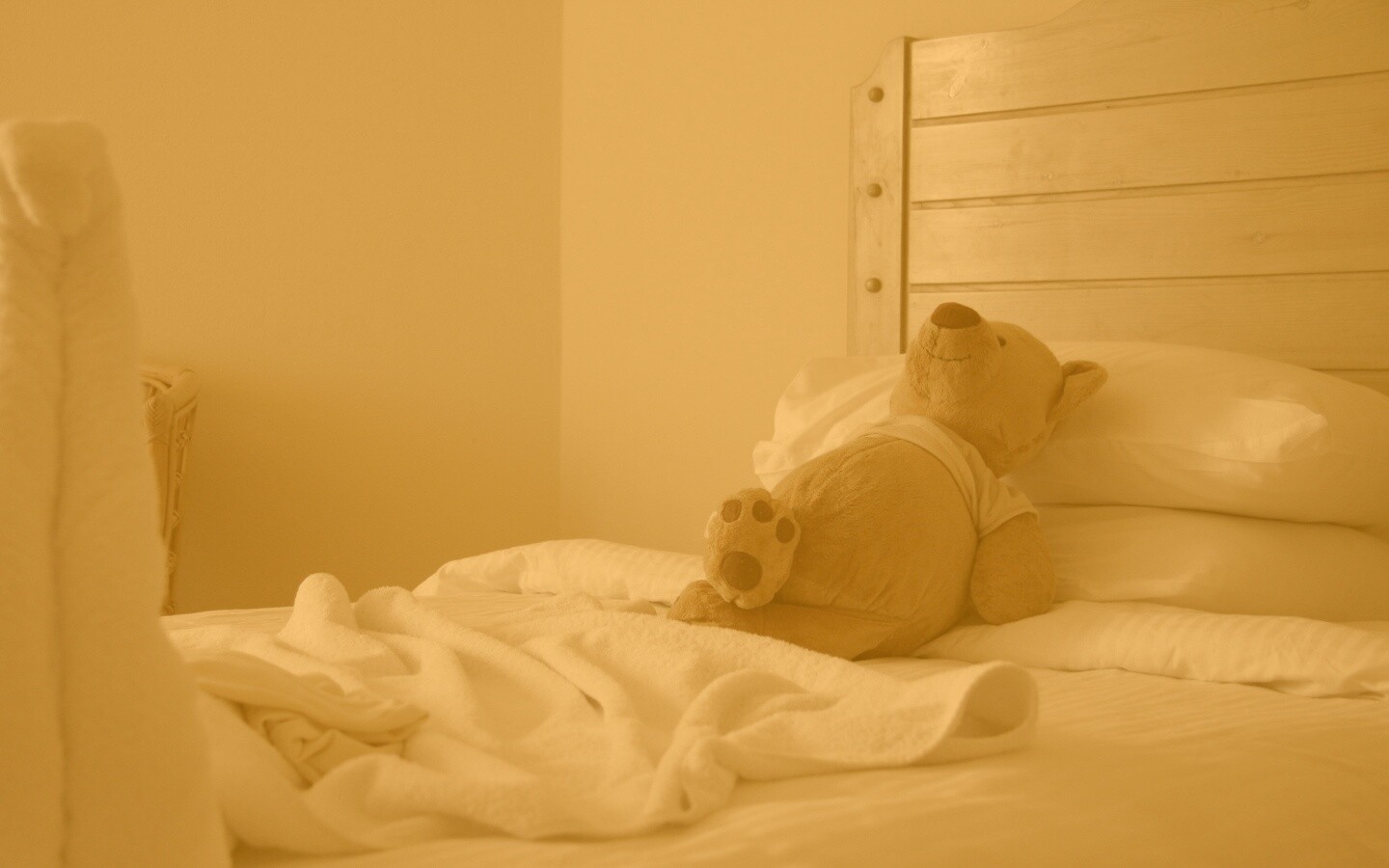 Медвежонок в постели обои