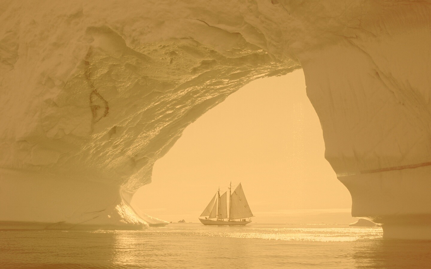 Парусник под ледяной аркой обои