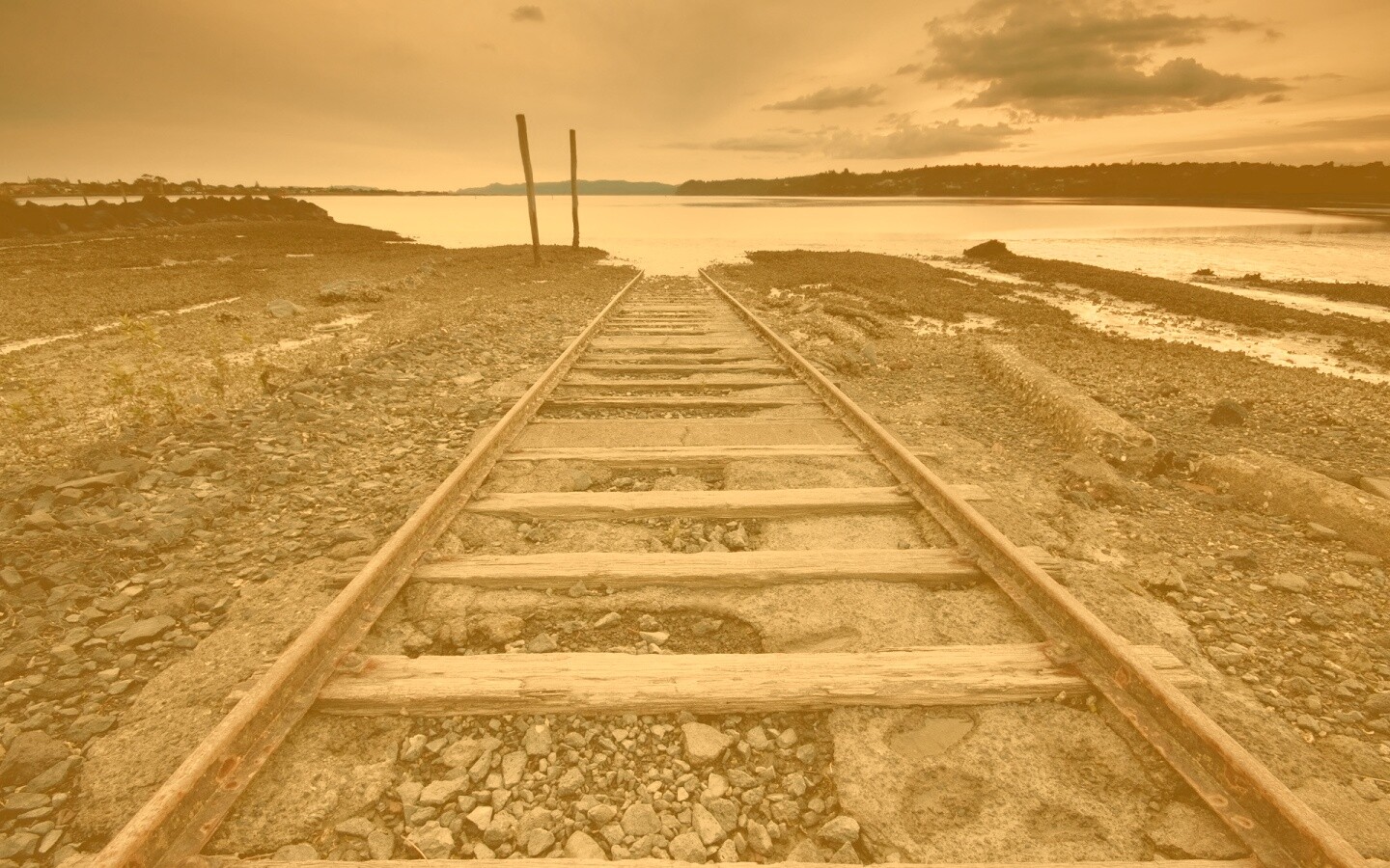 Рельсы обрывающиеся в воду обои