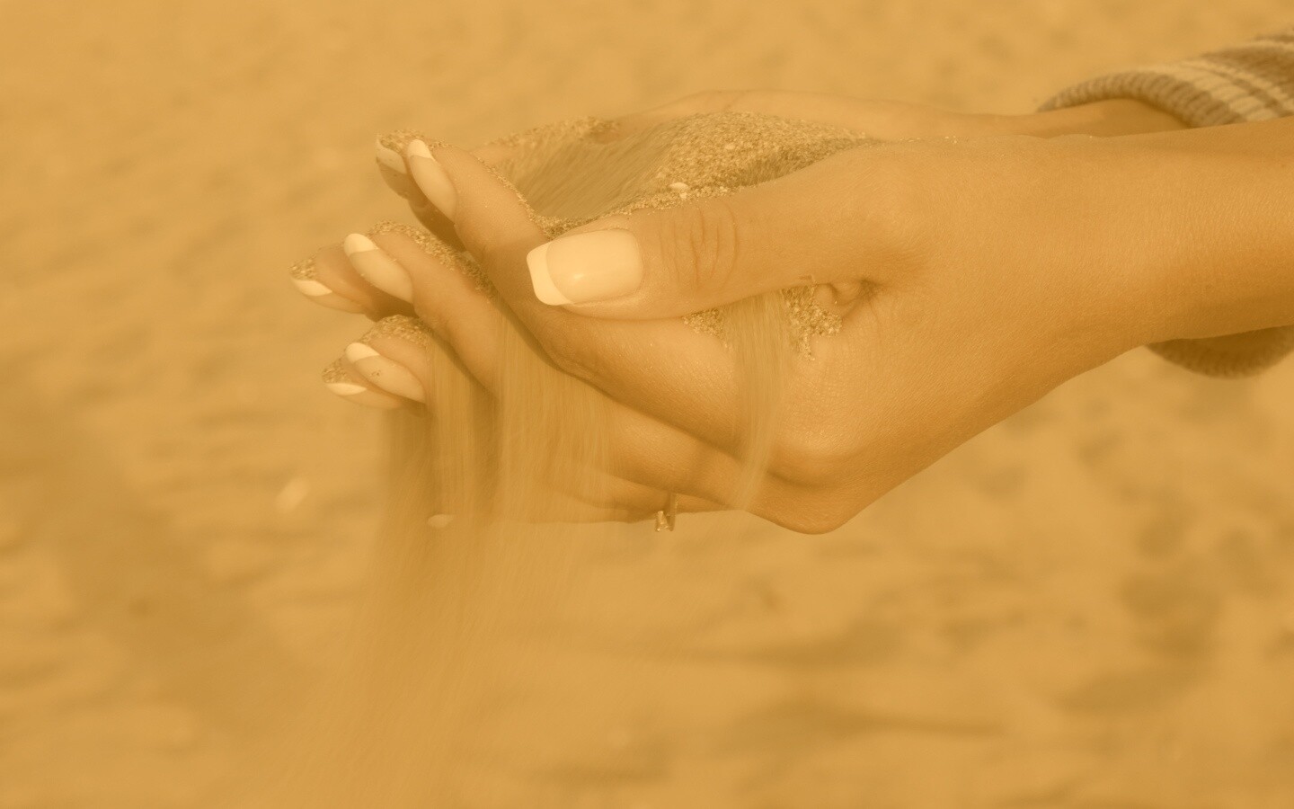 Песок сквозь пальцы обои