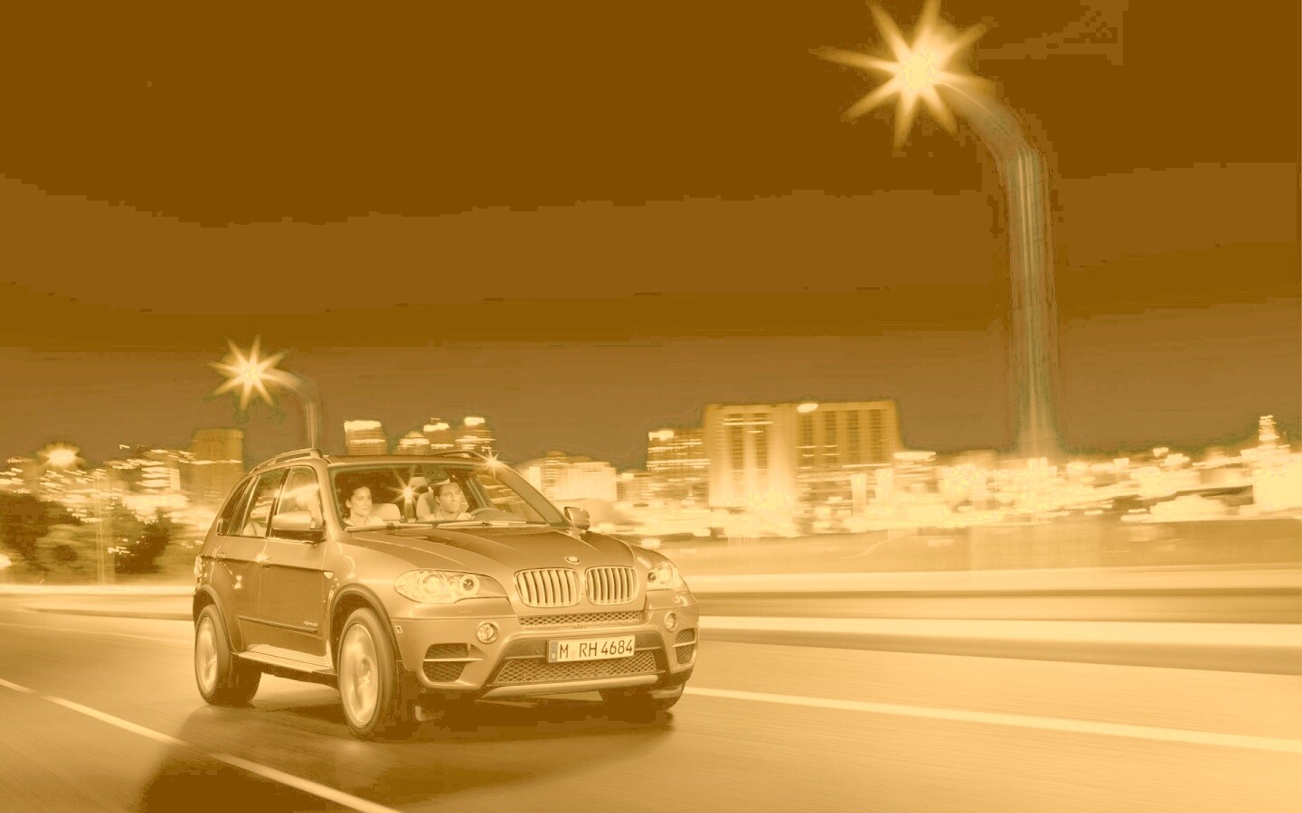 Пара в BMW X5 обои