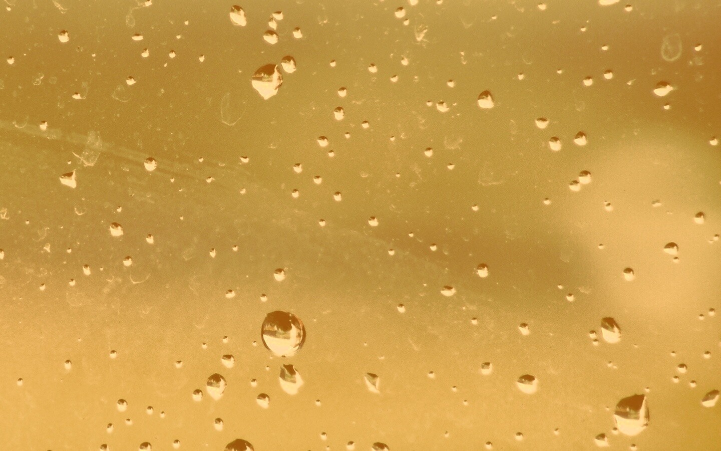 Капли на грязном стекле обои