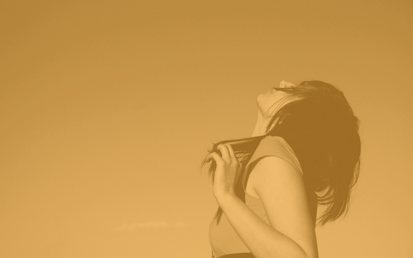 Взгляд брюнетки в небо обои