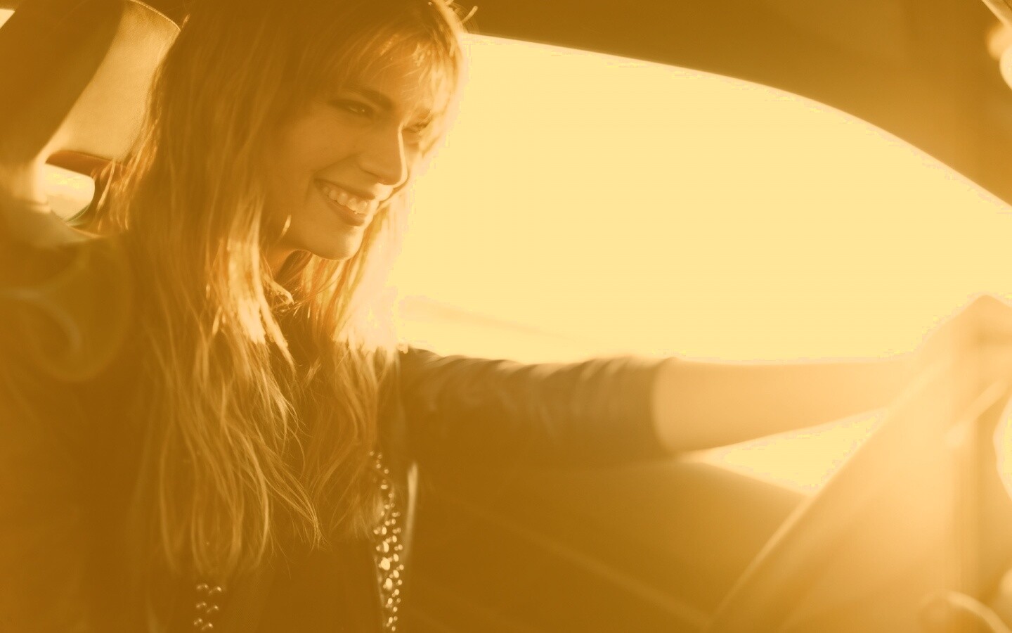 Девушка за рулем автомобиля обои