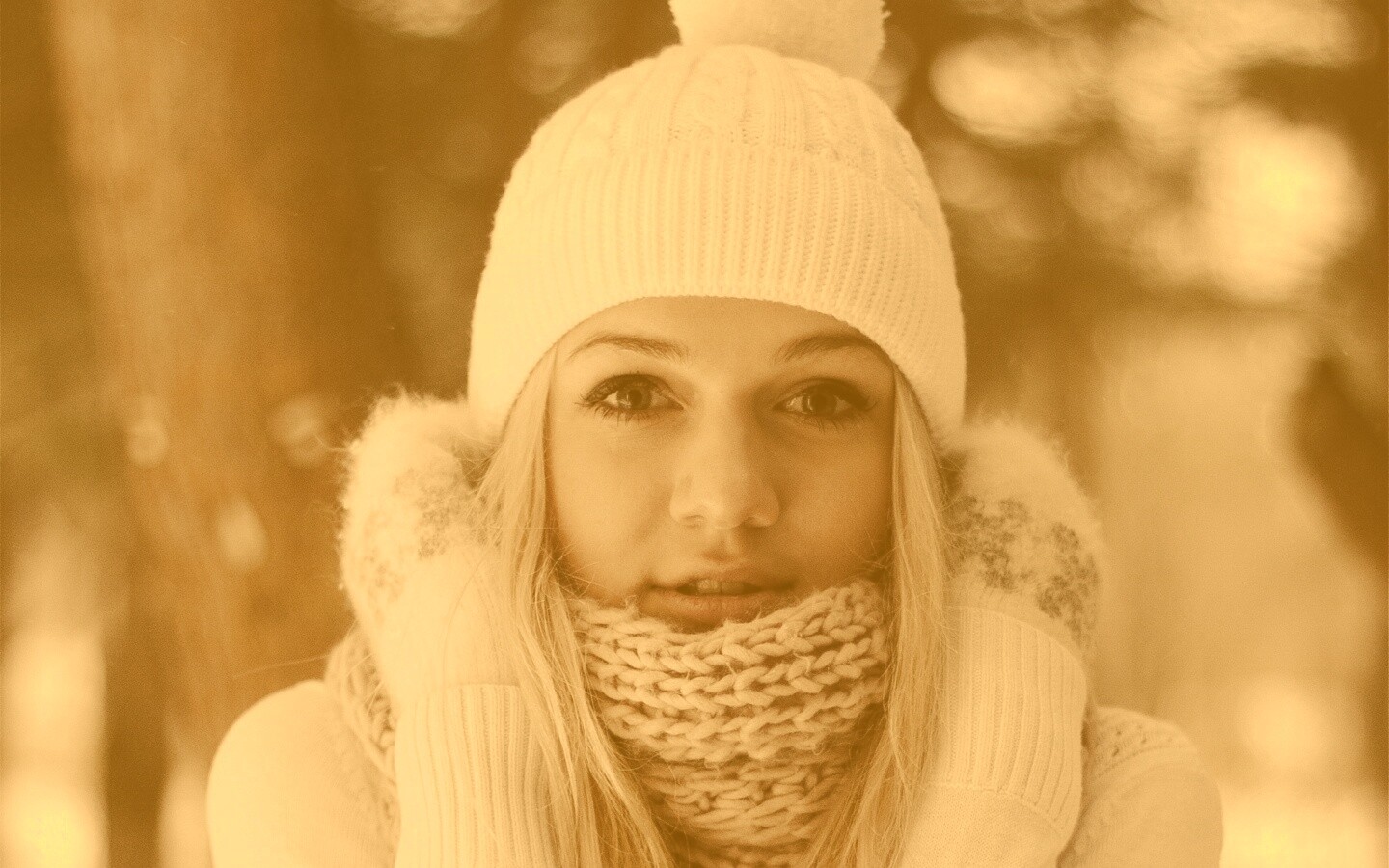 Девушка в белом в снежном лесу обои