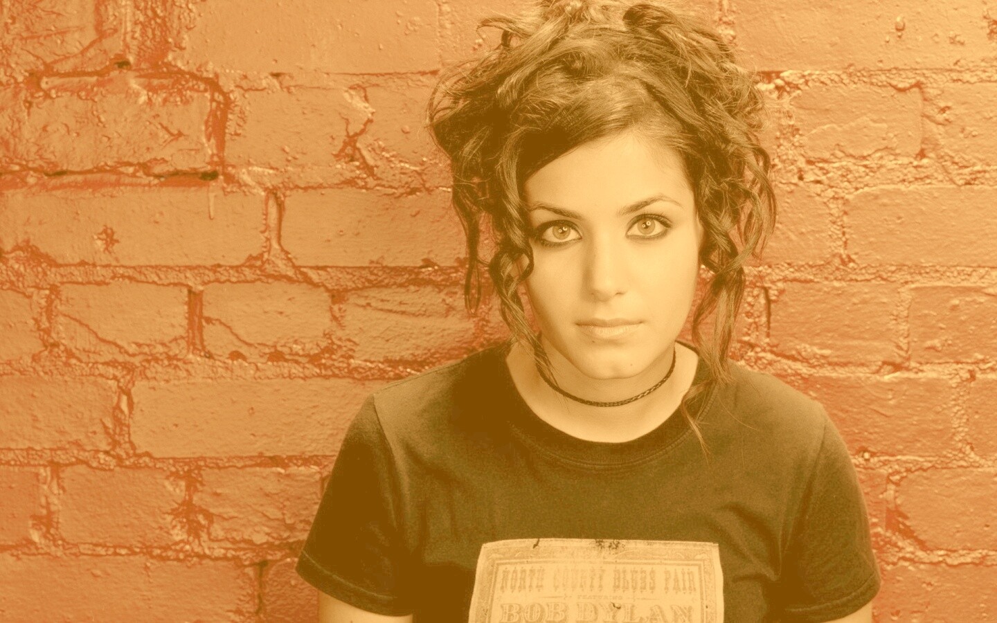 Подросток на фоне розовой кирпичной стены обои