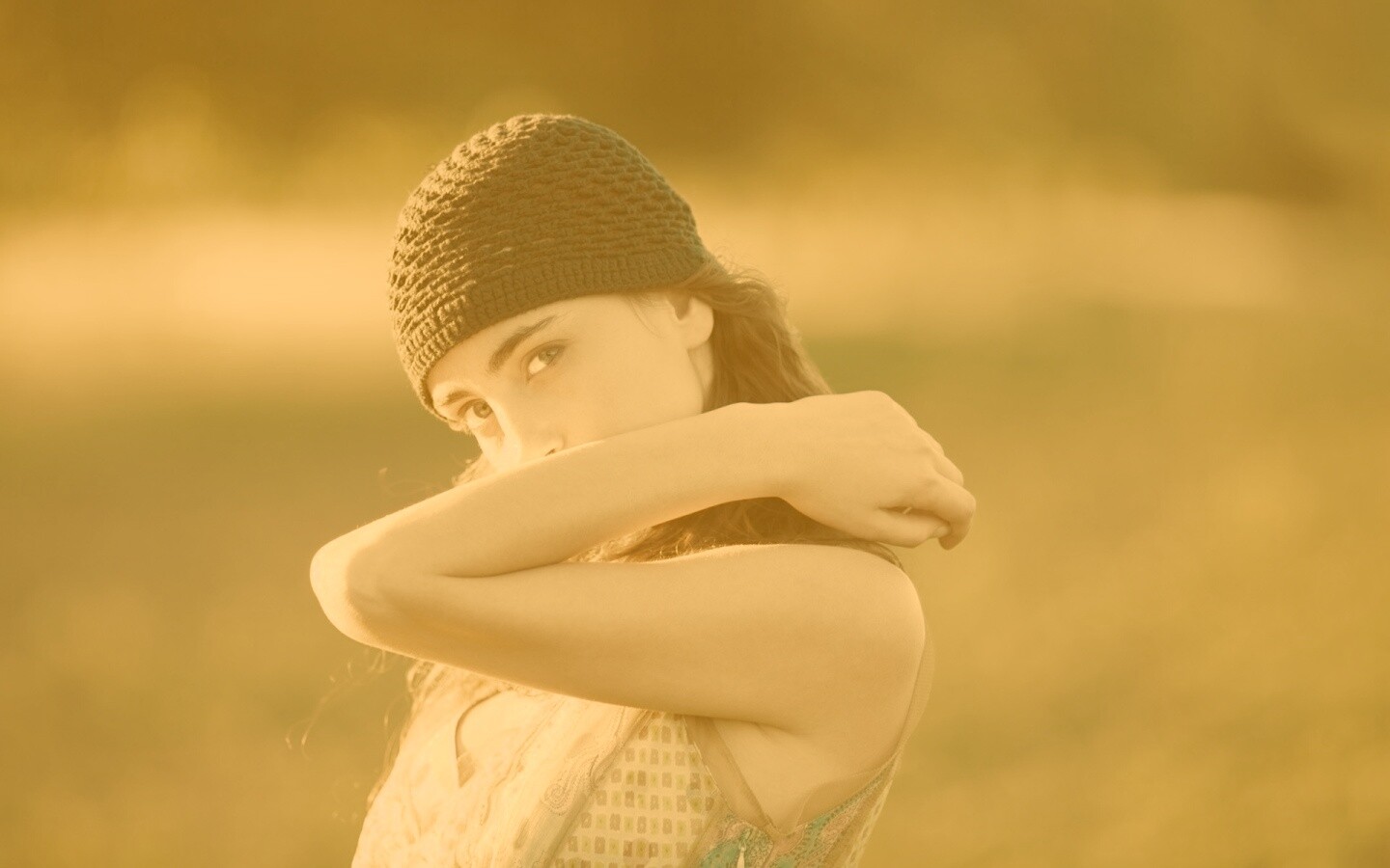 Спрятавшись за сгибом руки обои