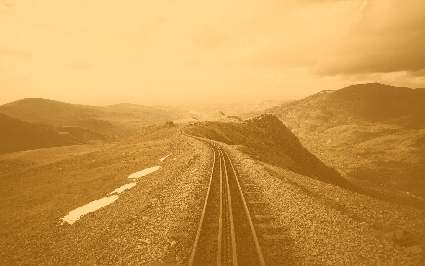 Рельсы уходящие вдаль обои