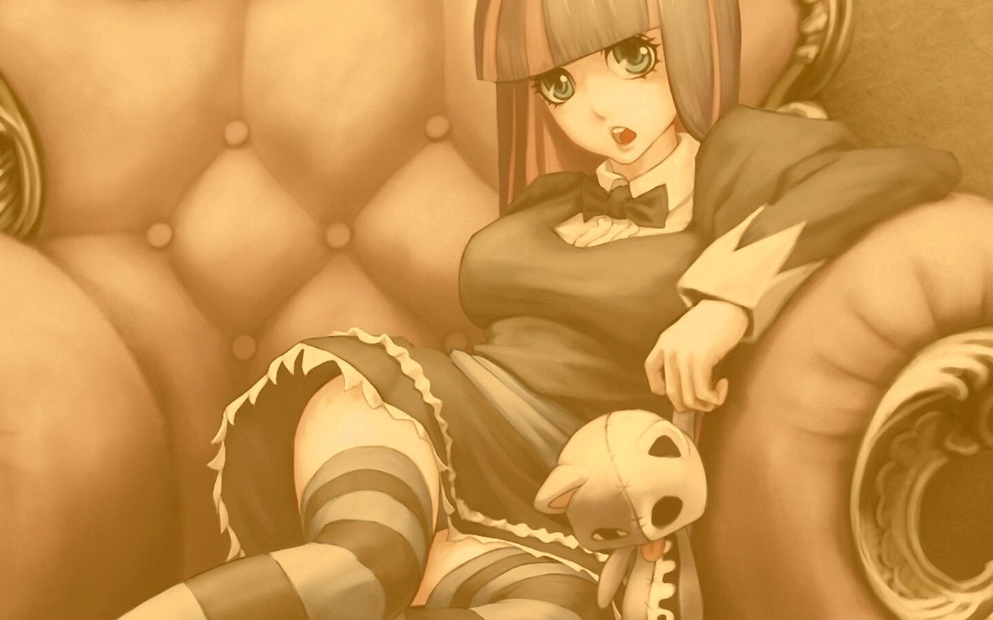 Девочка с куклой котенка обои