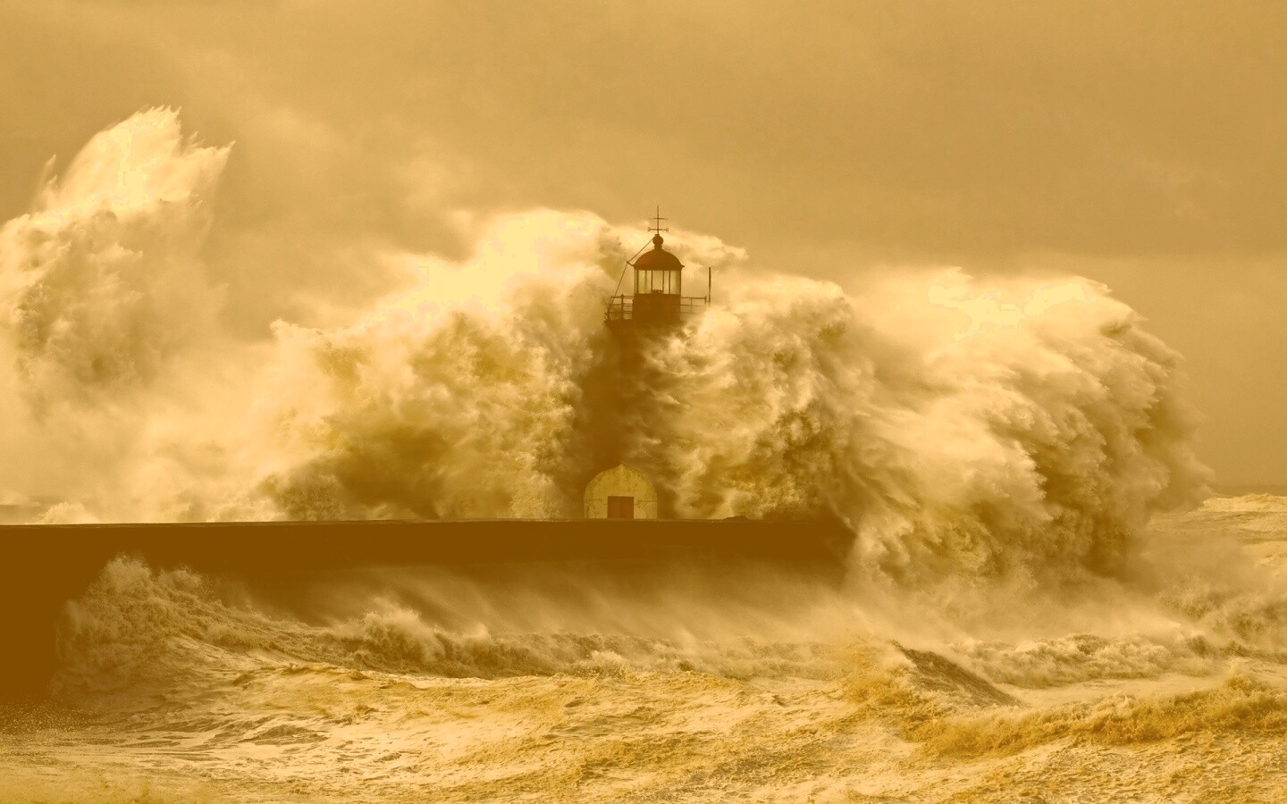 Маяк в шторм обои